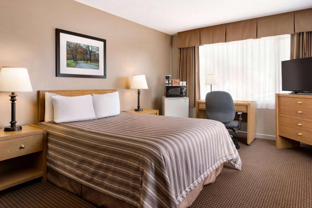 Travelodge By Wyndham Simcoe Εξωτερικό φωτογραφία