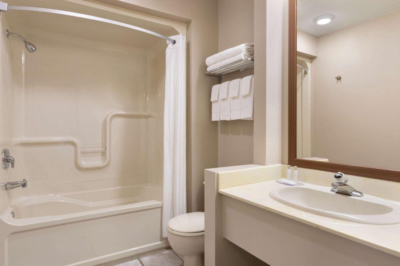 Travelodge By Wyndham Simcoe Εξωτερικό φωτογραφία